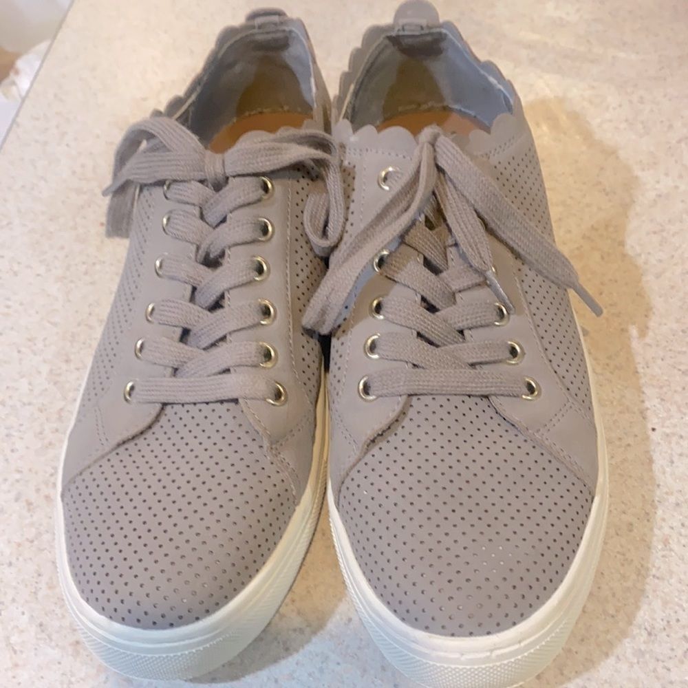 Women’s Indigo Road Soft Gray Leisure Sneakers • Scalloped Edge • Size 8.5